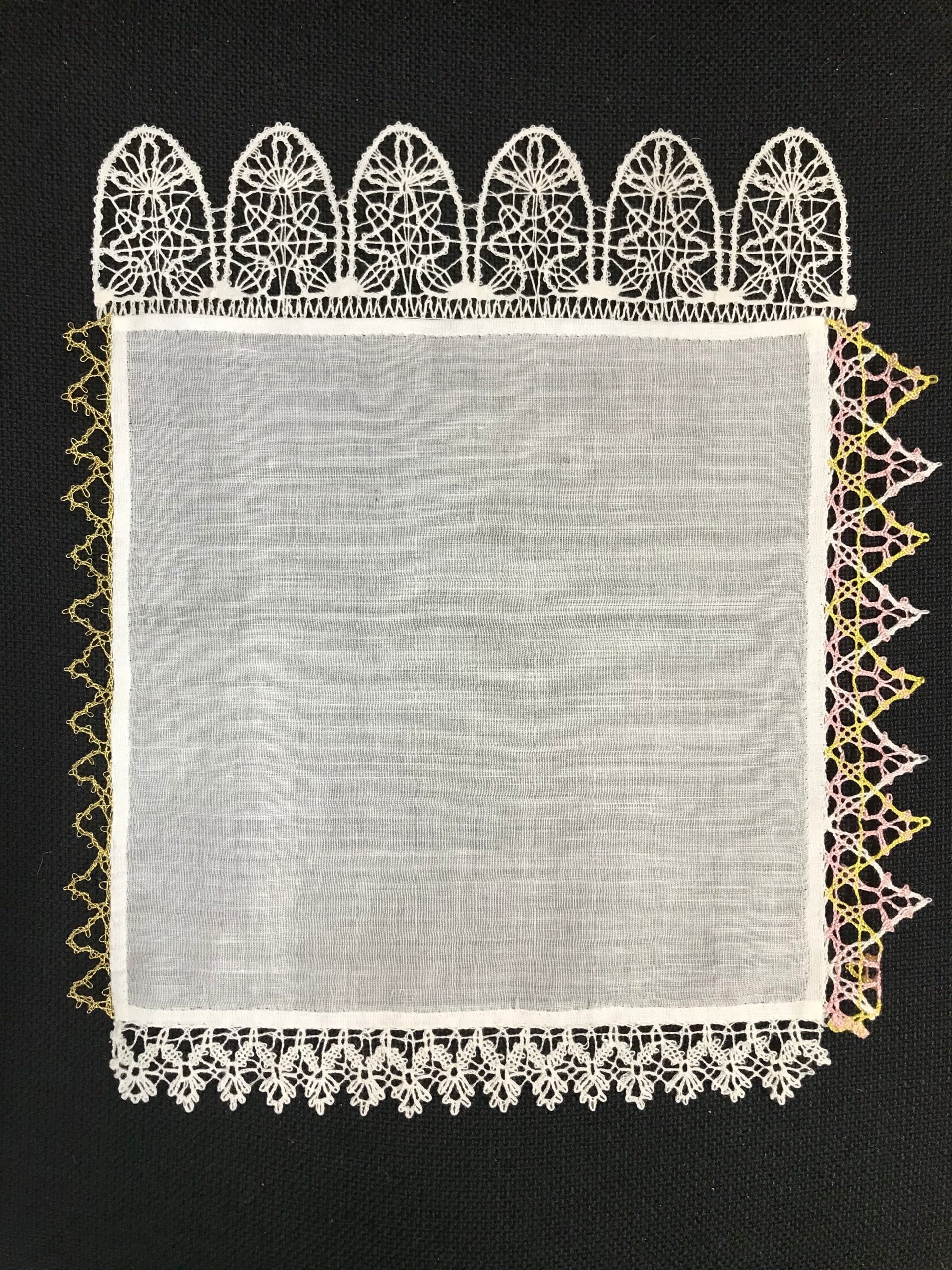 Handkerchief with 4 lace edgings